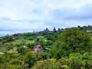 Հաղպատ գյուղի համայնապատկերը: Հեռվում երևում է Հաղպատի վանքը: