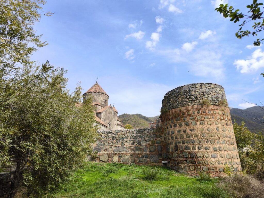 Հաղպատի վանքի պարիսպ և Սուրբ Նշան եկեղեցի