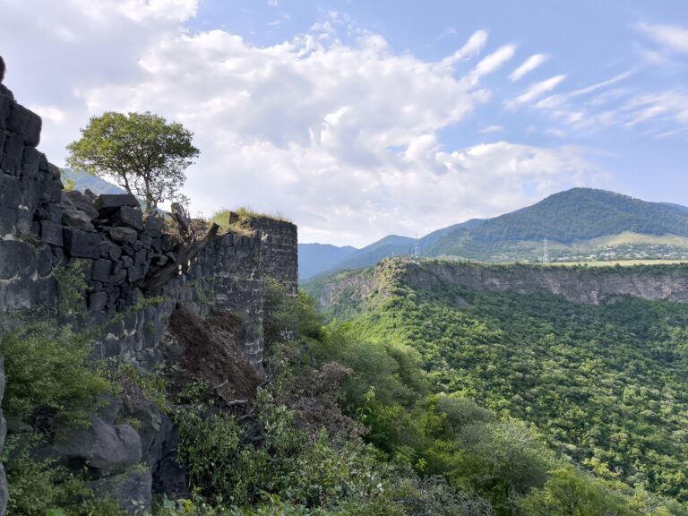 Կայանբերդ ամրոց՝ անտառապատ ժայռի վրա, ամուր պարսպով և աշտարակներով