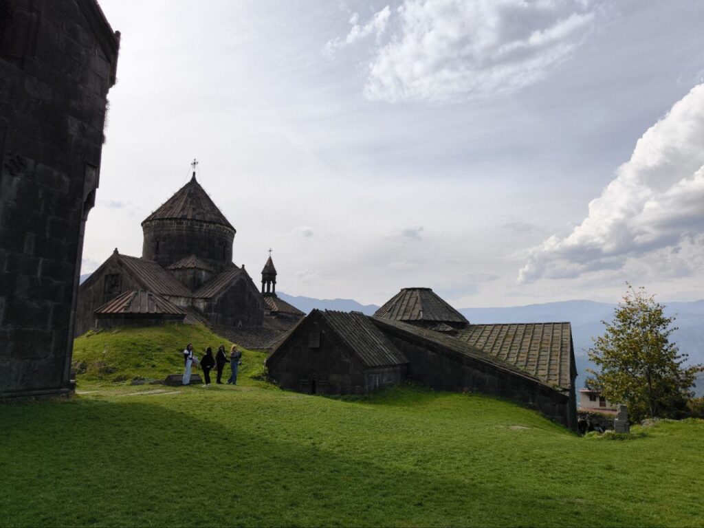 Հաղպատի վանքի Համազասպի գավիթը և կից փոքրիկ եկեղեցին