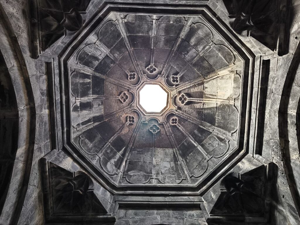 Հաղպատի վանքի Համազասպի գավթի գմբեթի ներսը