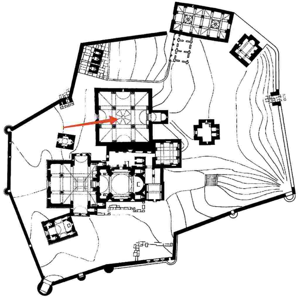 Հաղպատի վանքի հատակագիծը, կարմիր սլաքով նշված է Համազասպի գավիթի տեղադիրքը