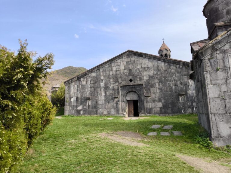 Հաղպատի վանքի Համազասպի գավիթը՝ զարդարված մուտքով և բազալտե պատին քանդակված խաչերով: