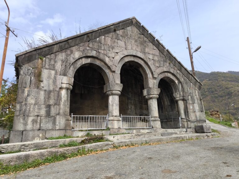 Հաղպատի վանքի աղբյուրը՝ եռակամար մուտքով: