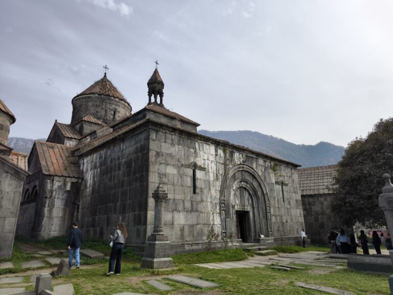 Հաղպատի վանքի մեծ գավիթը՝ քանդակներով զարդարված կամարակապ մուտքով