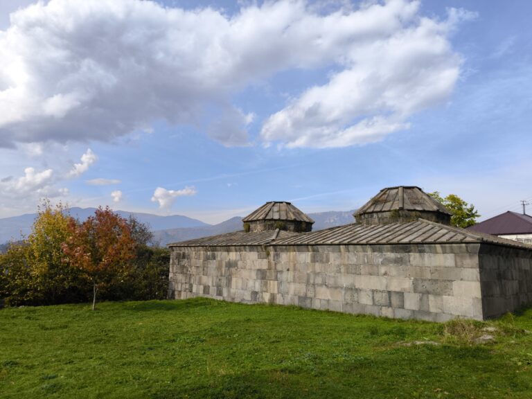 Հաղպատի վանքի սեղանատուն՝ երկգմբեթ ուղղանկյուն կառույց