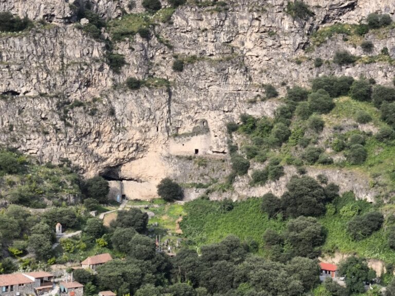 Հաղպատի Զարնի Պարնի քարայրները Լոռու մարզում