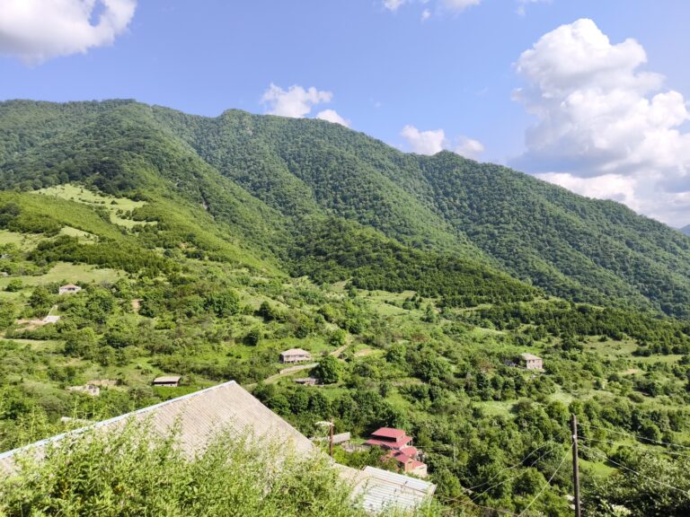 Սուրբ Լույս լեռը Լոռու մարզում՝ Հաղպատի գյուղի մոտ