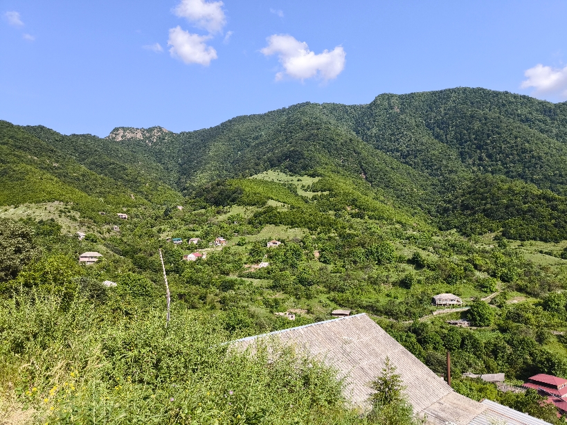 Հաղպատ գյուղը և Սուրբ Լույս լեռան ստորոտում գտնվող Հաղթանակի փոսը