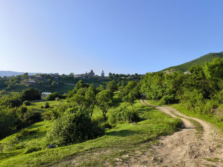 Հաղպատ - Սանահին արահետից տեսարան դեպի Հաղպատի վանք