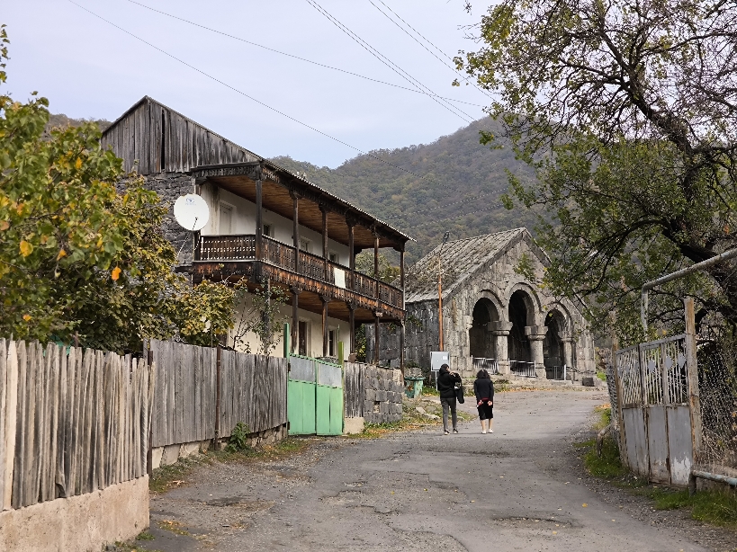 Հաղպատի վանքի աղբյուրը՝ եռակամար մուտքով: Մեծ աղբյուրի արահետի մաս: