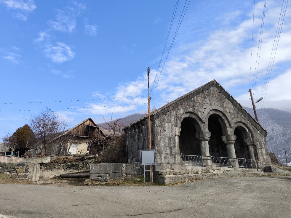 Հաղպատի վանքի աղբյուրը՝ եռակամար մուտքով:
