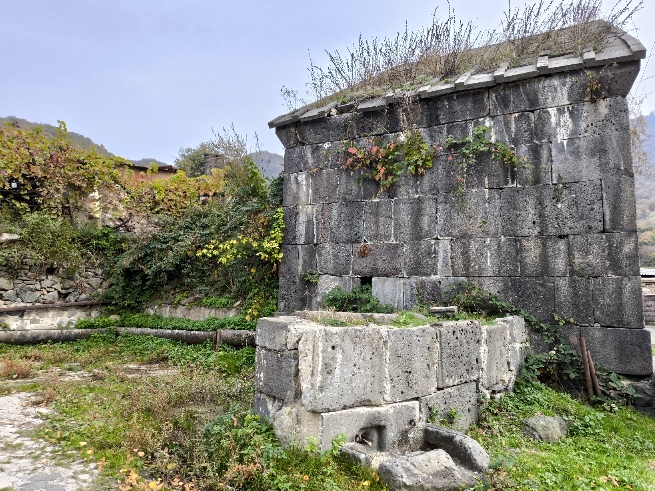 Հաղպատի վանքի աղբյուրի կողային մասը: