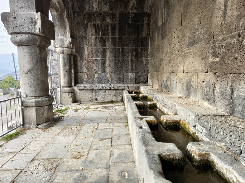 Հաղպատի վանքի աղբյուրի ներսը և ջրավազանները: