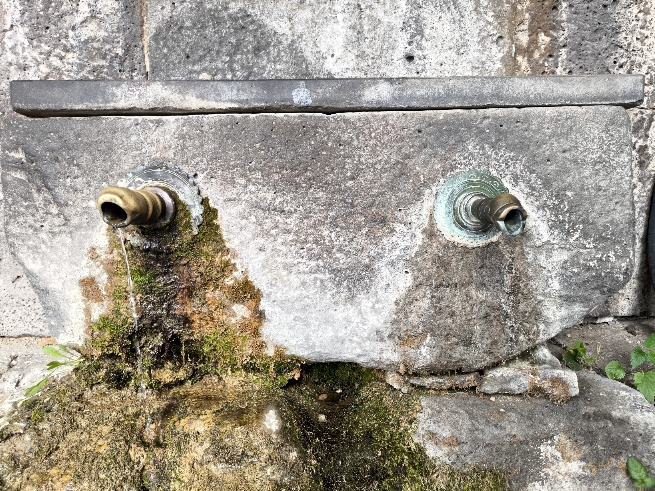 Հաղպատի վանքի աղբյուրի ծորակները: