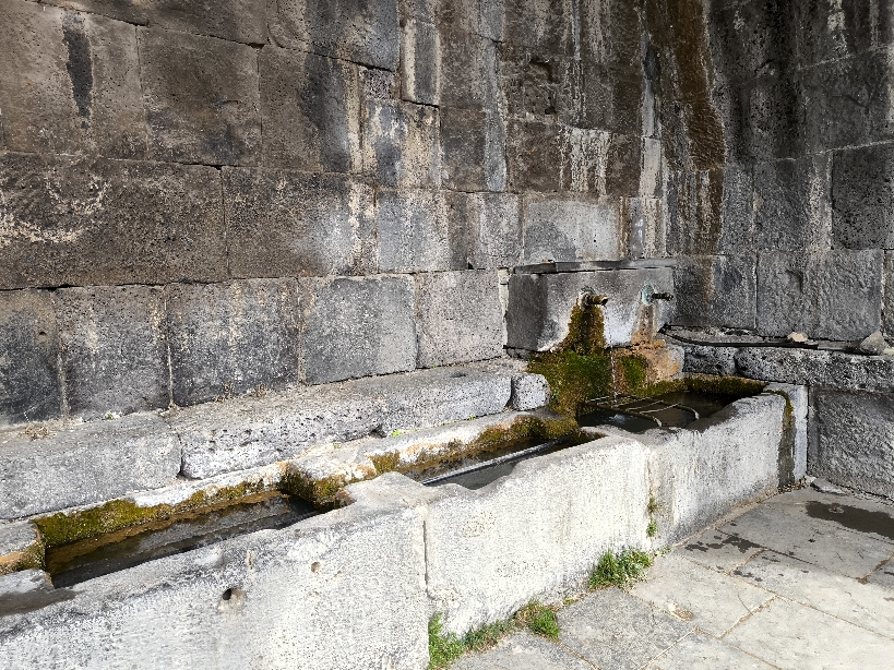 Հաղպատի վանքի աղբյուրի ներսը և ջրավազանները: