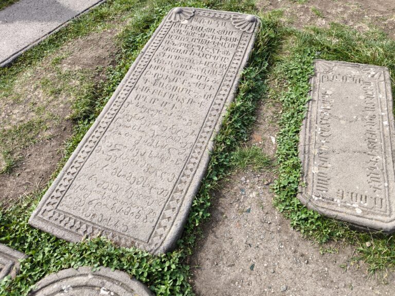 Հաղպատի վրացերեն գրությամբ տապանաքար՝ վրացի զբոսաշրջիկների սիրելի կանգառ