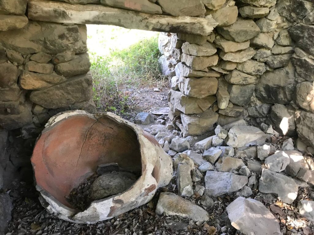 Հաղպատի Զորավանք եկեղեցու մուտքը: Երևում է պատից պոկված մեծ կարասը: