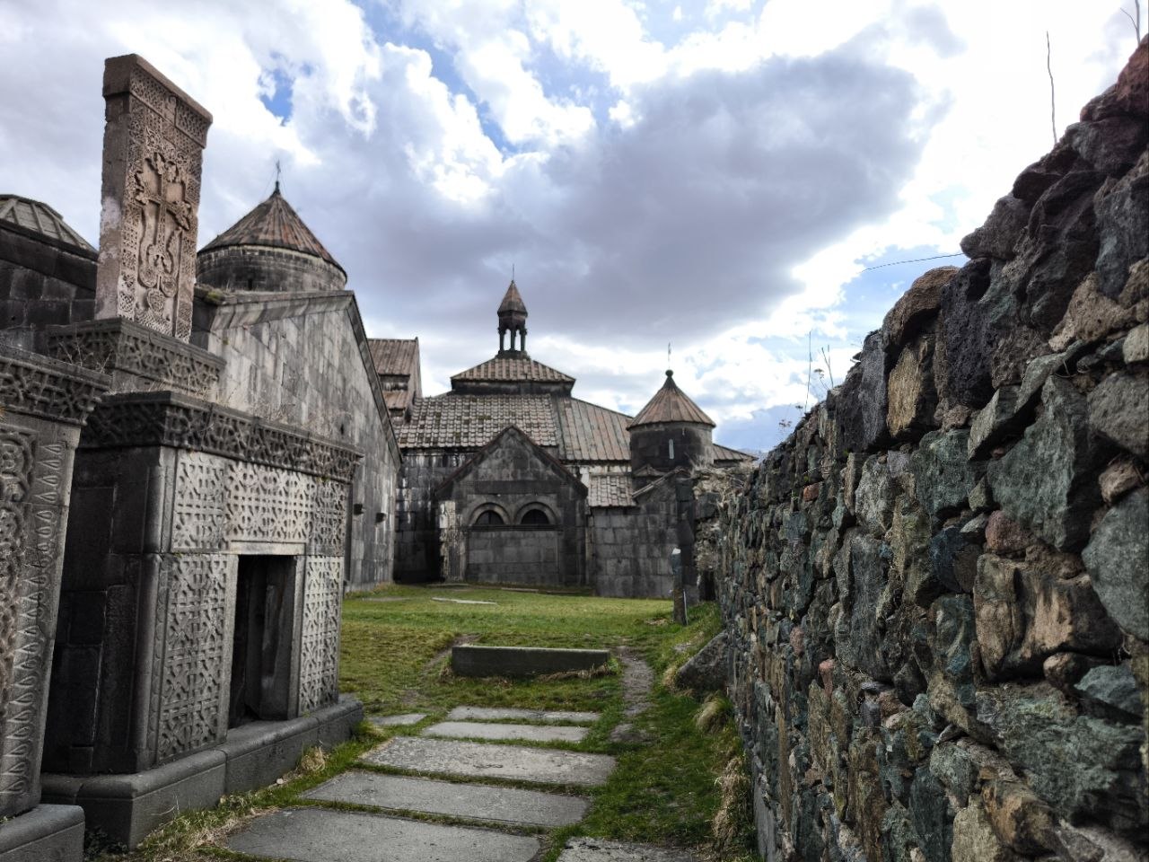 Հաղպատի վանքի հատակագիծը, կարմիր սլաքով նշված է Ուքանանց իշխանների դամբարան-մատուռների տեղադիրքը