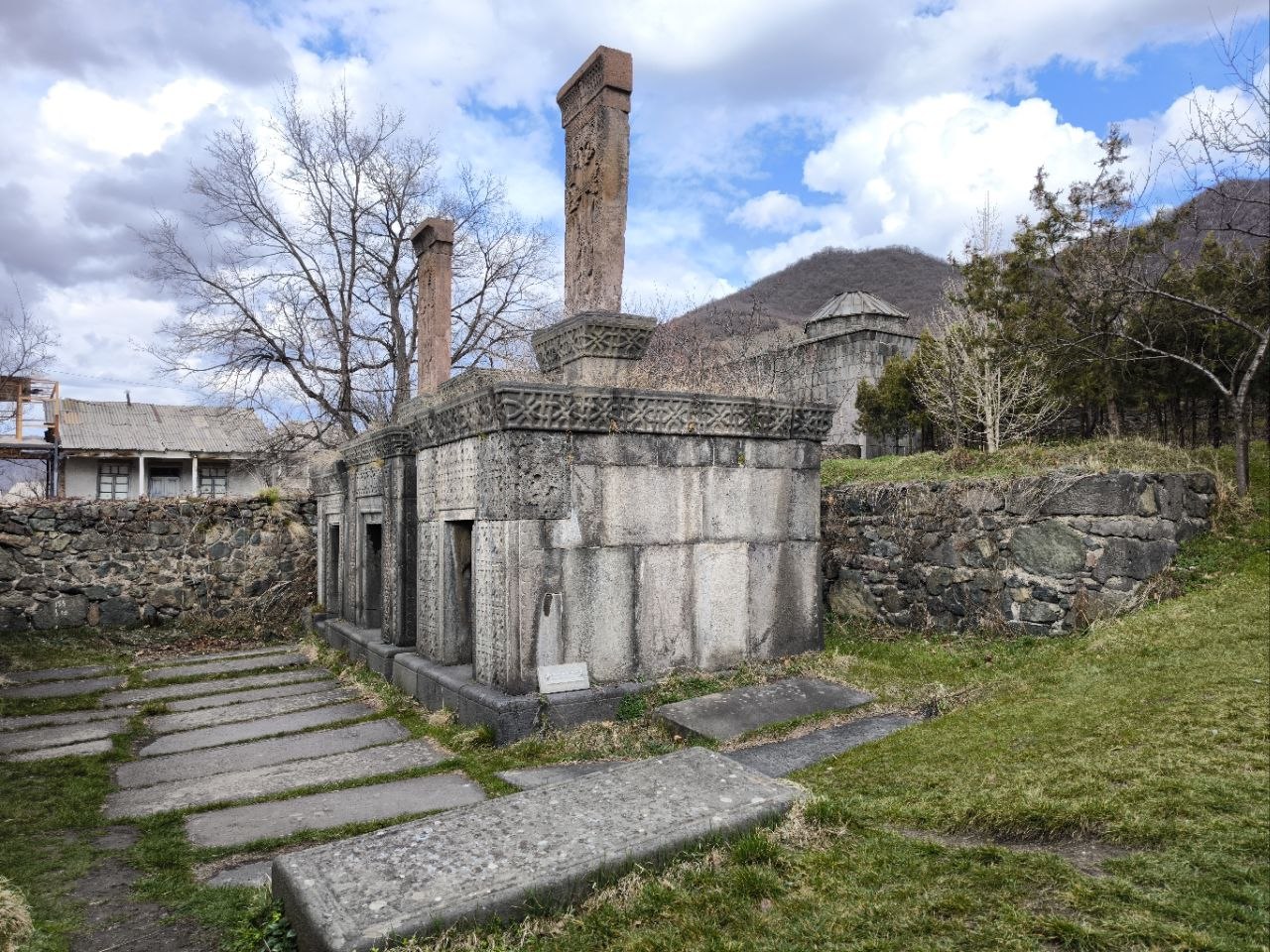 Ուքանանց իշխանների դամբարան-մատուռներ՝ երեք առանձին մատուռ, երկուսի վրա խաչքար, մուտքի կողքերին զարդաքանդակներ